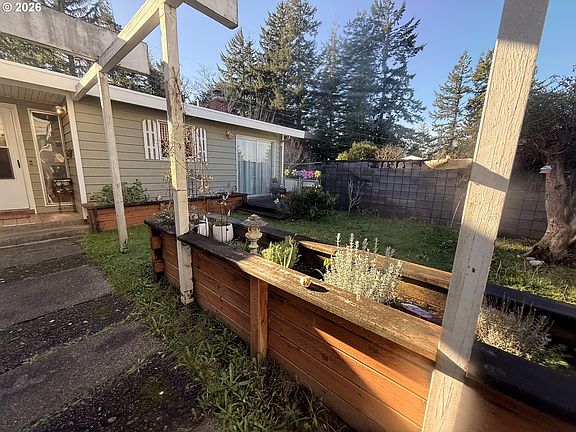 4th image of 3863 Vista Dr