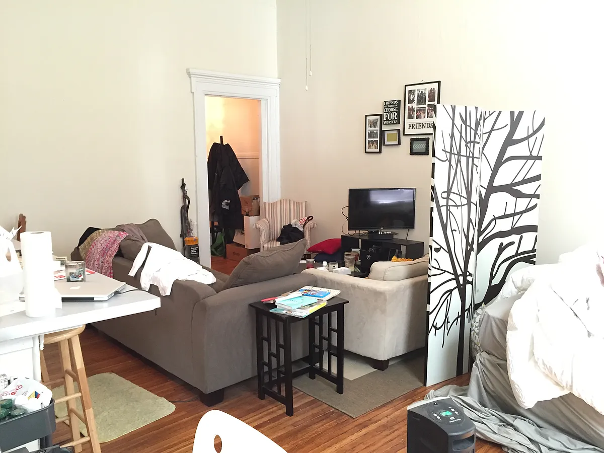 Photo 2 of 4 - 1525 Spruce St #2F - Philadelphia, PA Building Photo - 1525 Spruce St #2F