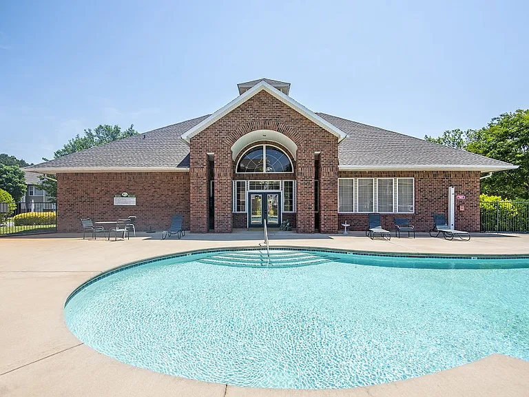 Laurel Pointe — Photo 13