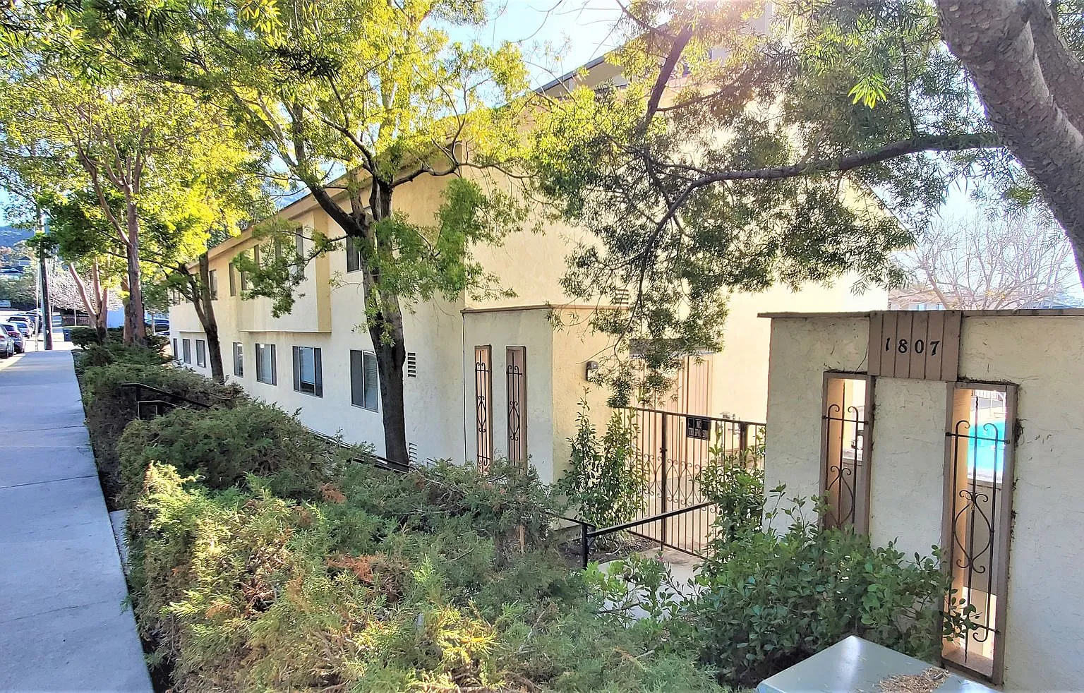 0175 1807 Abbott — Photo 2