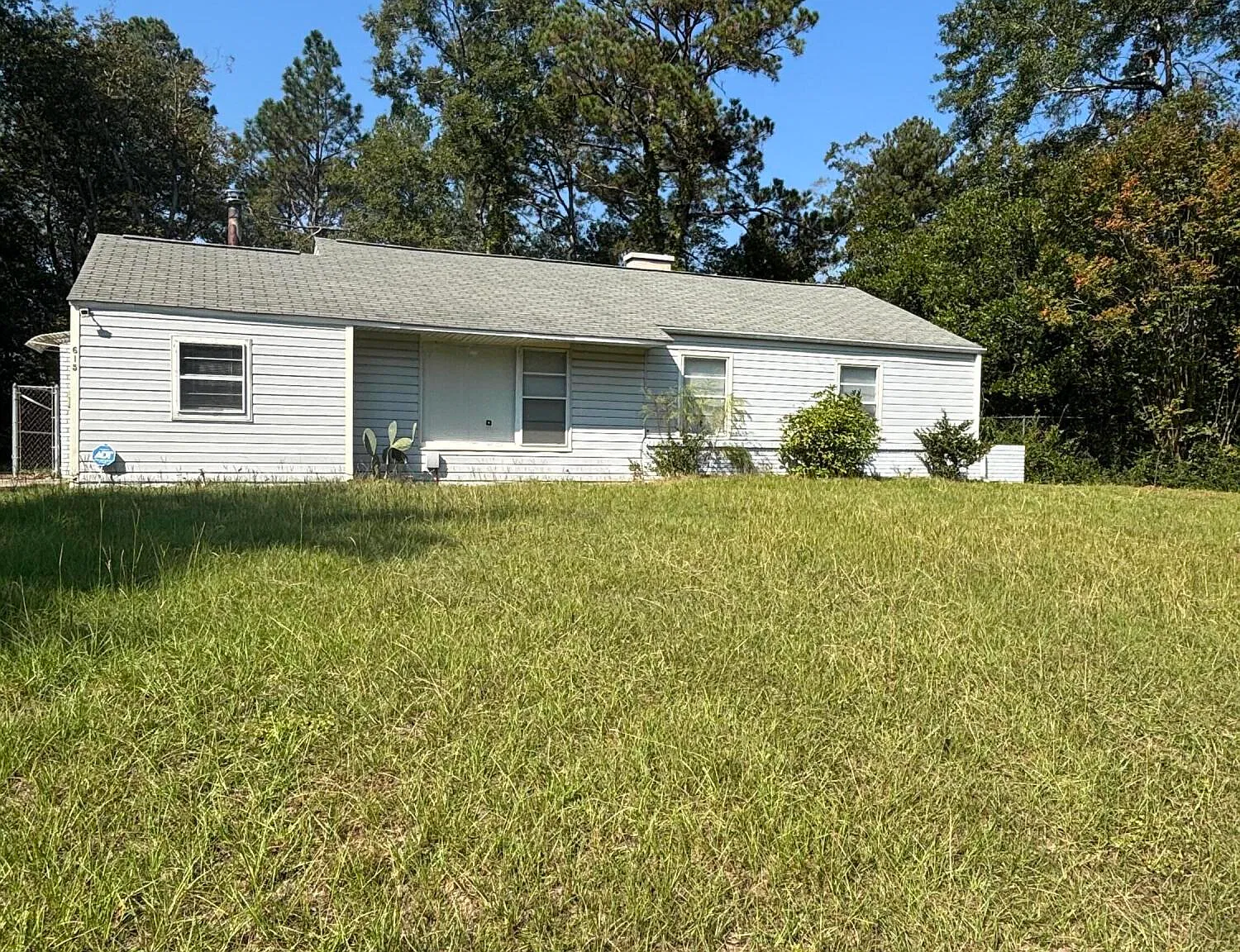 3 bed, 1.0 bath, 1201 sqft, $1,250 — Photo 1