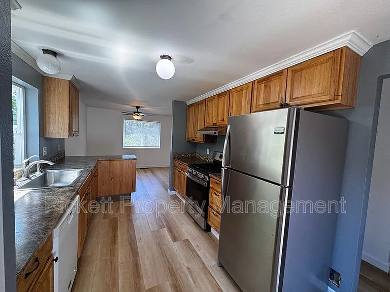 600 NE Flagstone Ln — Photo 10