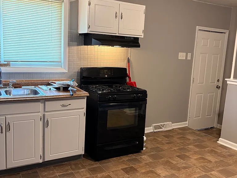 214 Coburg Dr — Photo 8