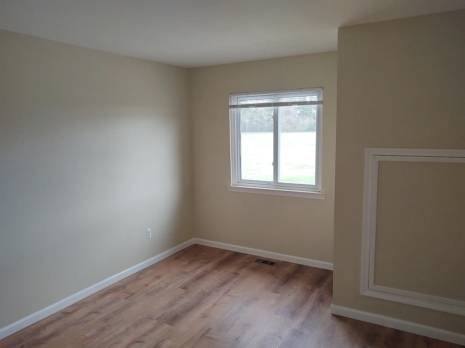 2 bed, 1.5 bath, 902 sqft, $1,300 — Photo 3