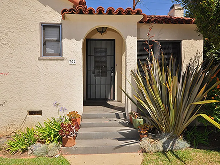 702 Leonard Ave — Photo 2