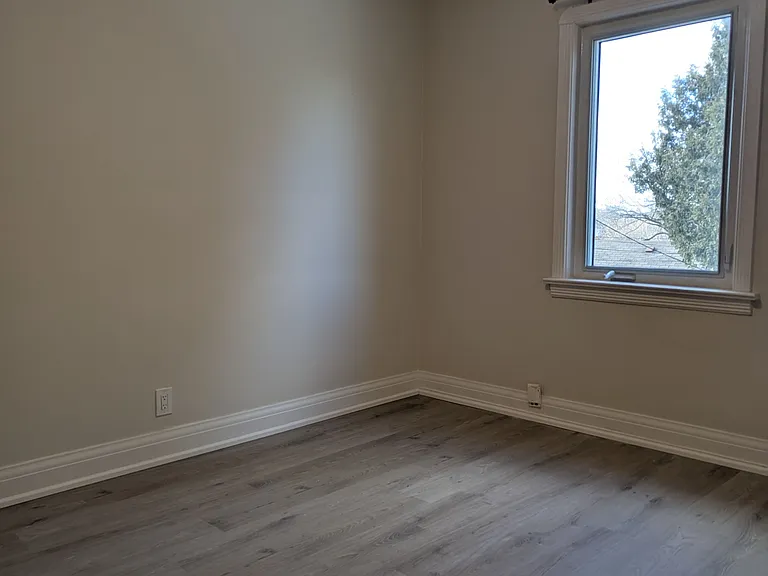 292 Scott Rd #MAIN FLOOR — Photo 8