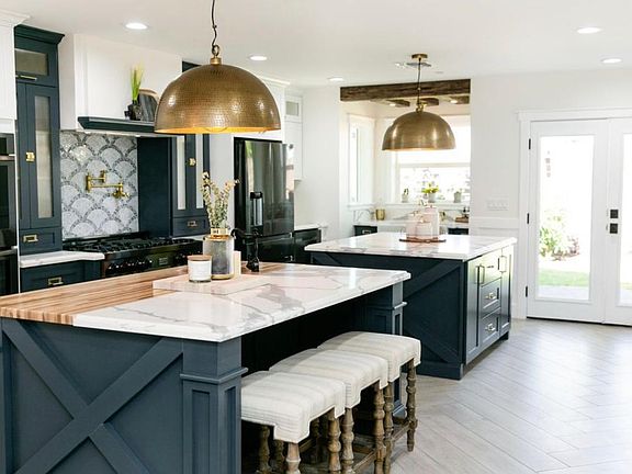 2 Kitchen Islands