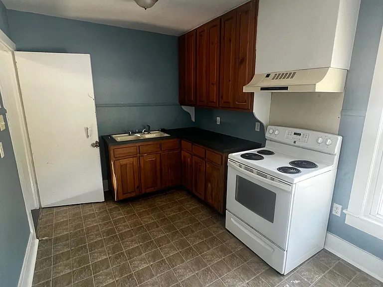 302 E Pine St — Photo 3