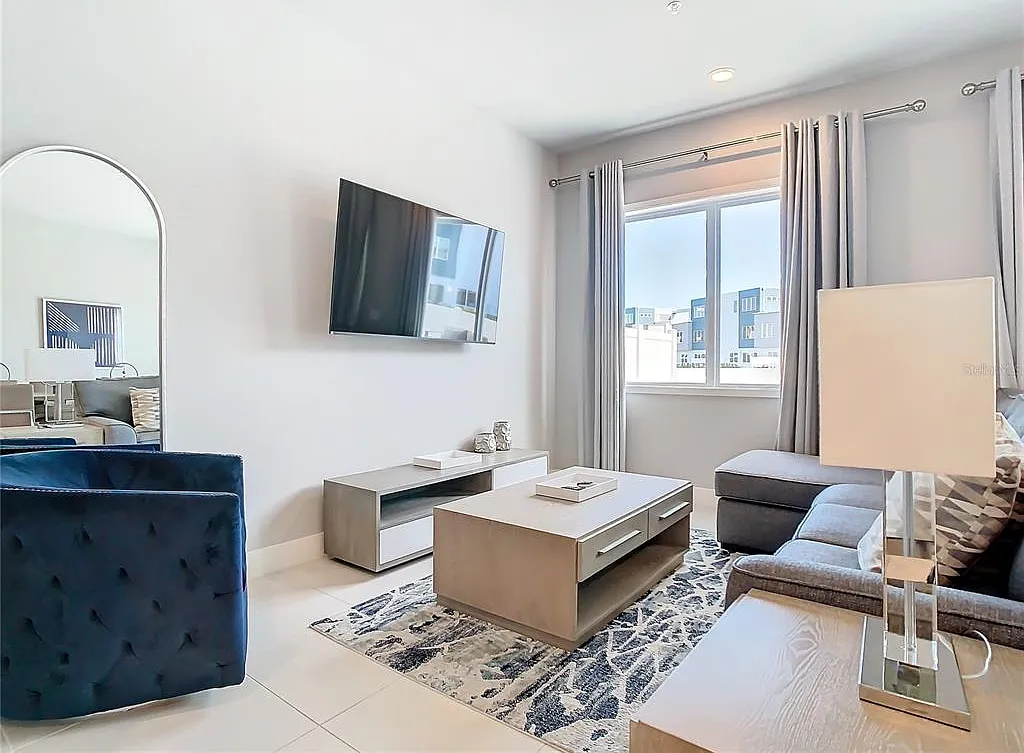 3 bed, 3.0 bath, 1500 sqft, $2,500 — Photo 2