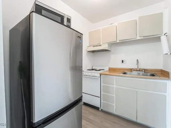 4600 University Center Dr APT 235, Las Vegas, NV 89119
