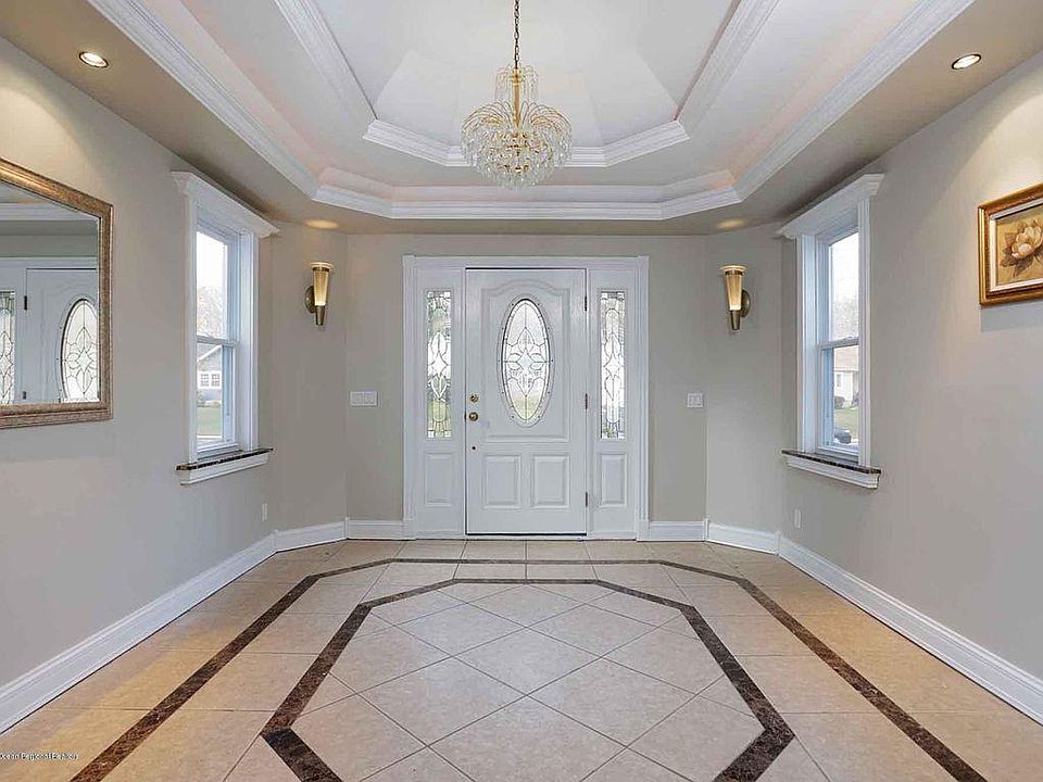 1st image of 8 Ellen Ct