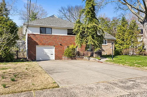 239 Burnside Pl Photo 1