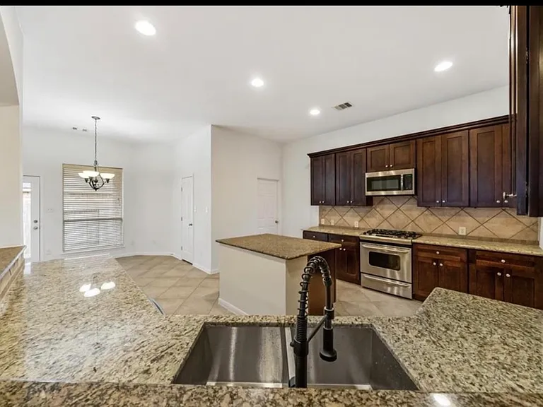 706 Silver Creek Cir — Photo 3
