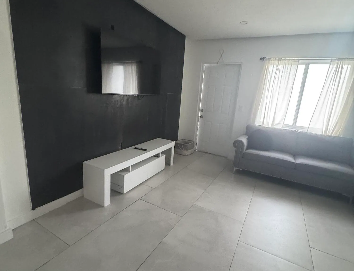 2 bed, 1.0 bath, 4617 sqft, $2,400 — Photo 3