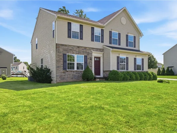 101 Rising Crest Cir, Minoa, NY 13116
