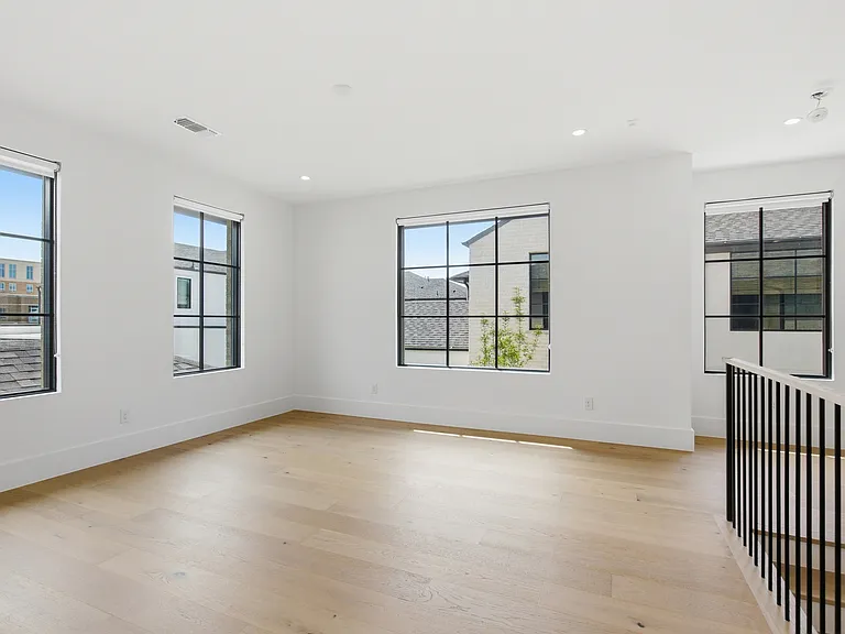 9855 Kingsway Ave — Photo 30