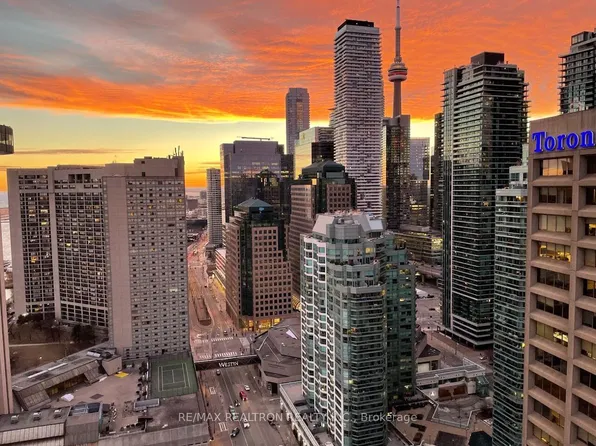 15 Queens Quay E, Toronto, ON