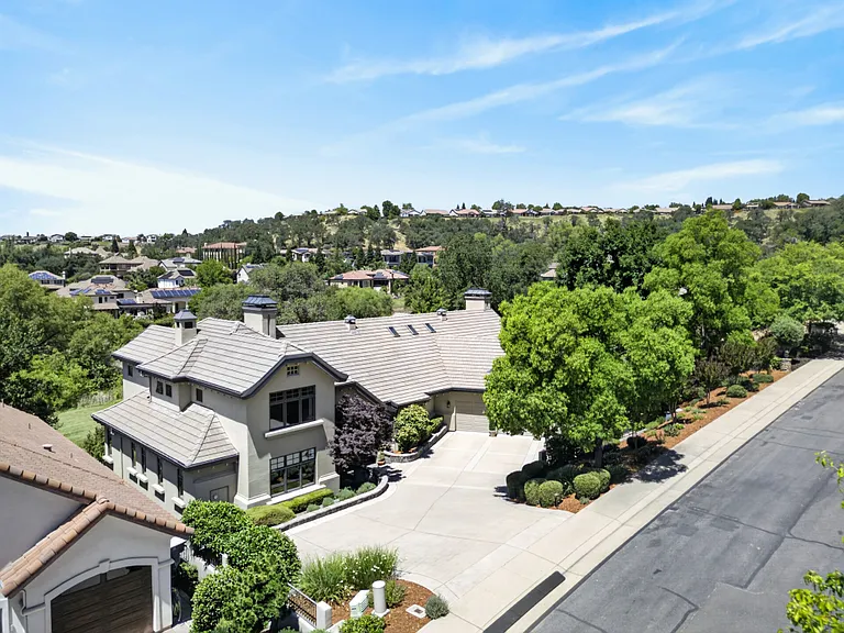 2375 Clubhouse Dr — Photo 3