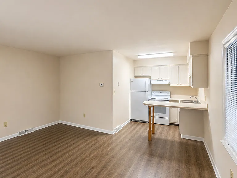 2527 Winthrop Ave SW #6 — Photo 3
