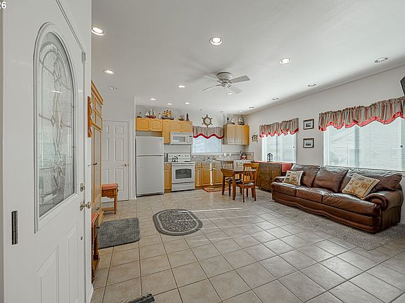 4th image of 18 Pine Ln
