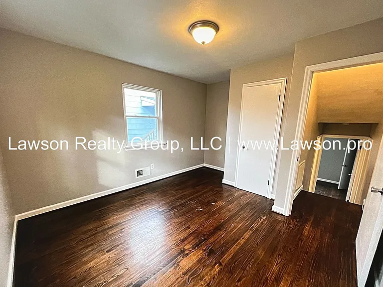 713 Oakview Dr — Photo 4