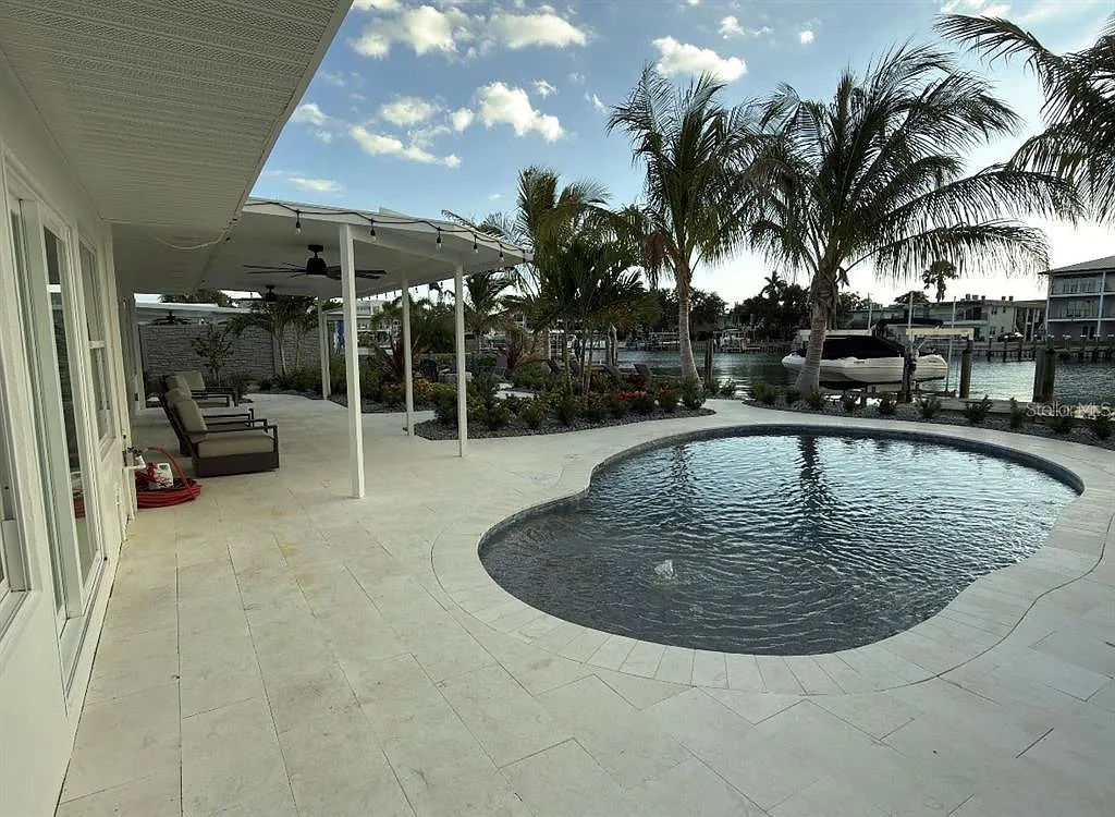 3 bed, 2.0 bath, 1867 sqft, $6,000 — Photo 2