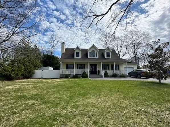 48 N Columbine Avenue, Hampton Bays, NY 11946