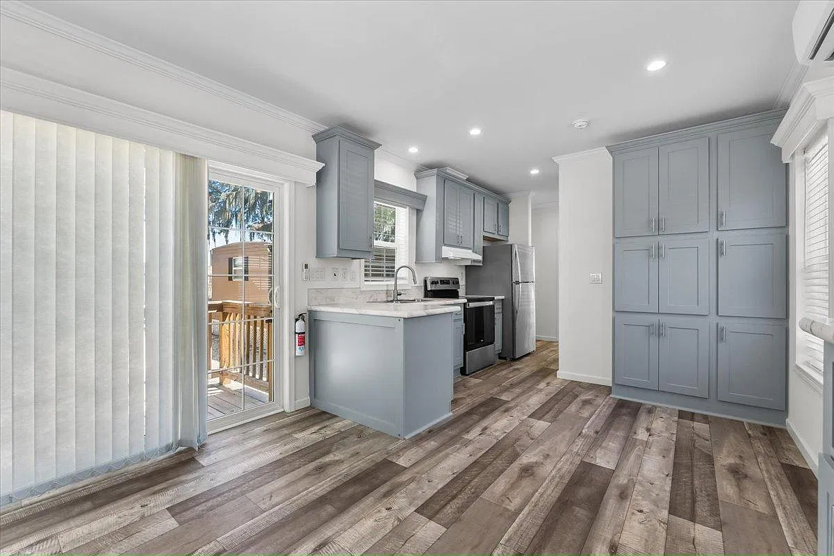 1 bed, 1.0 bath, $1,048 — Photo 2