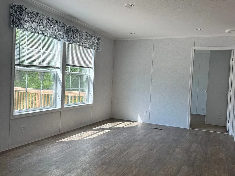 465-8 Royal Manor Rd — Photo 5
