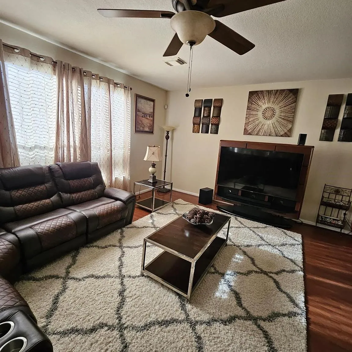 4 bed, 2.5 bath, 2772 sqft, $2,800 — Photo 2