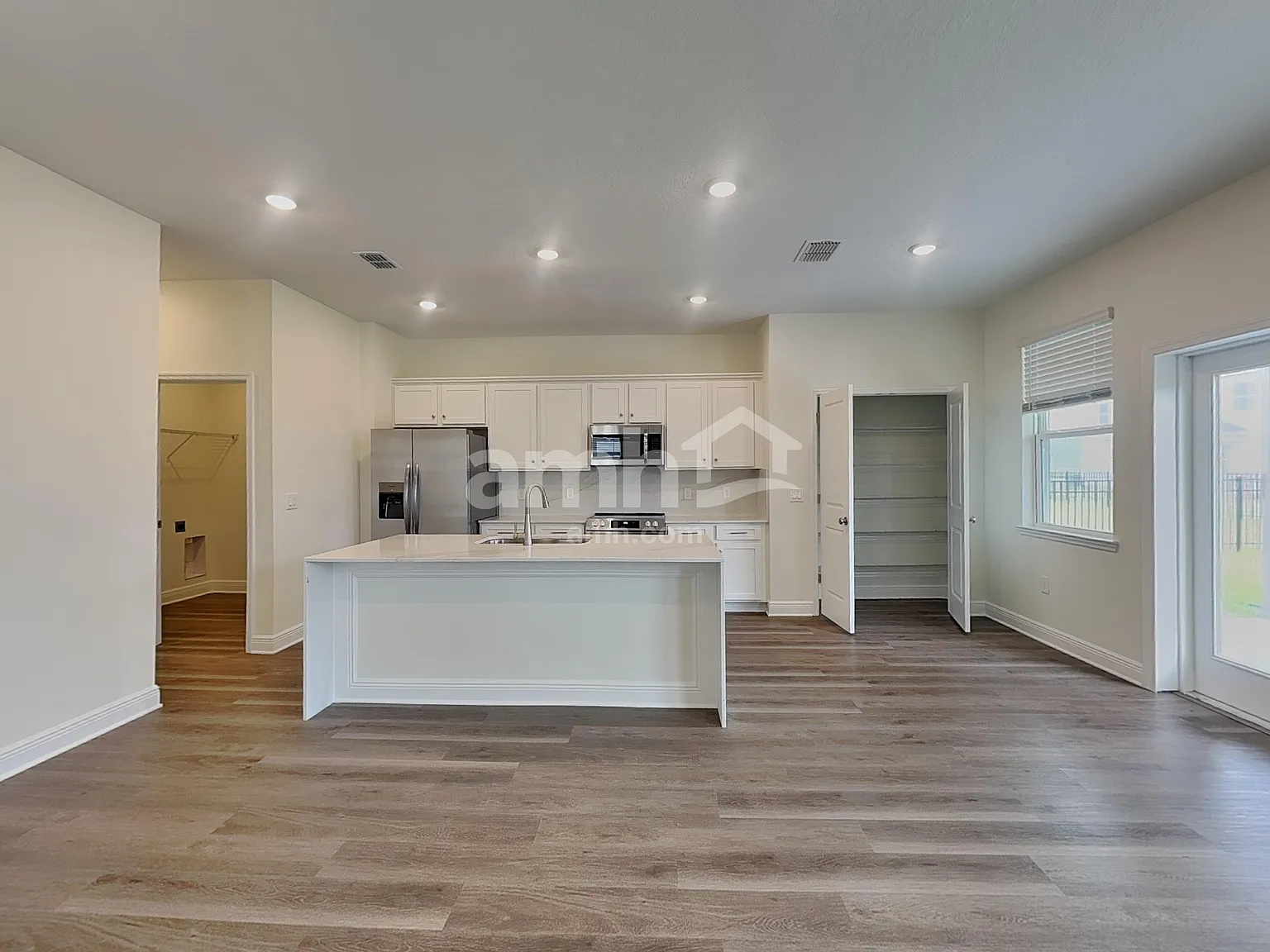 4 bed, 2.5 bath, 1977 sqft, $2,455 — Photo 4