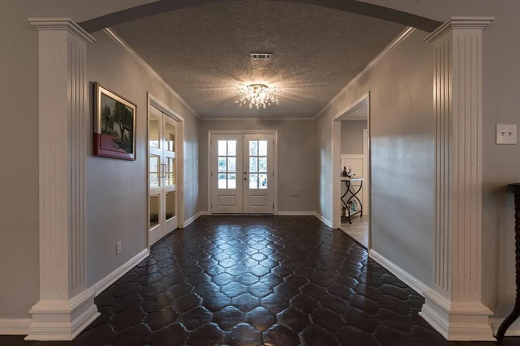 3 bed, 3.5 bath, 4026 sqft, $4,500 — Photo 2