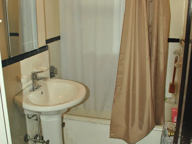 48 Strathmore Rd — Photo 11