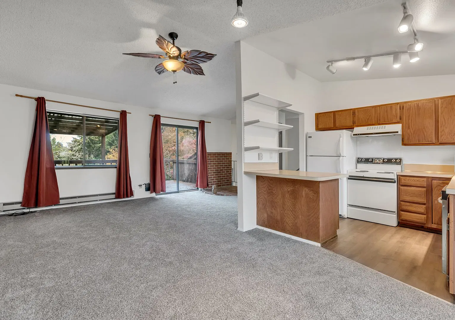 White Center Home with 2 Bedrooms and a Bonus Flex Room — Photo 2