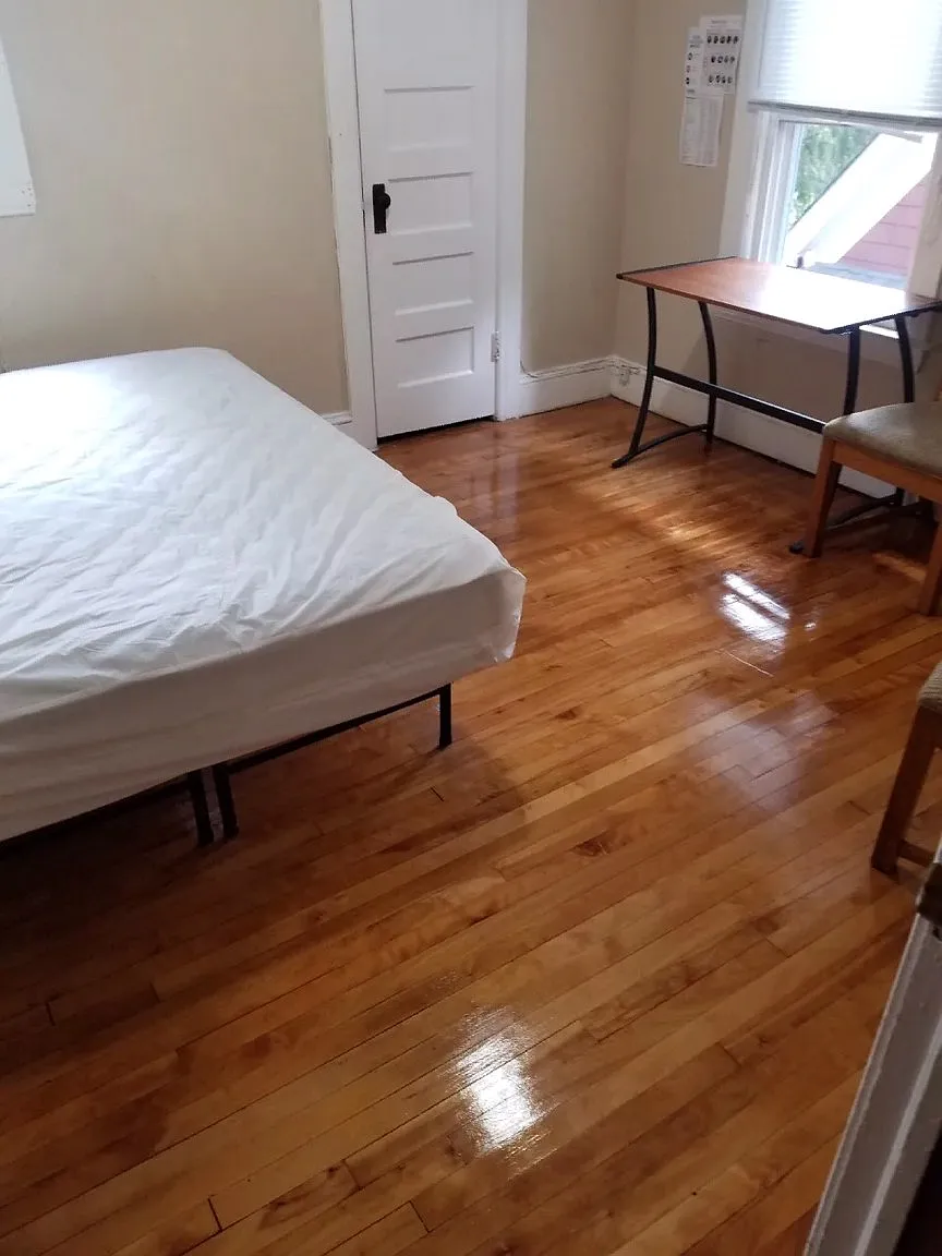 5 bed, 2250 sqft, $2,300 — Photo 3