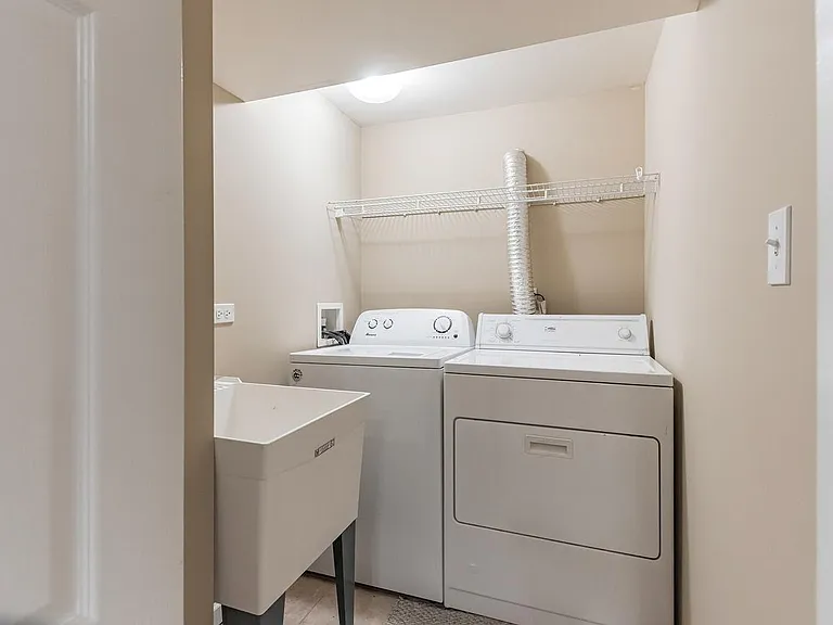 539 W 32nd St — Photo 12