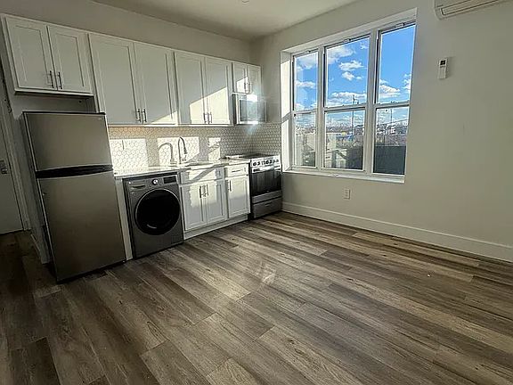 2nd image of 2785 E 15th St APT 1
