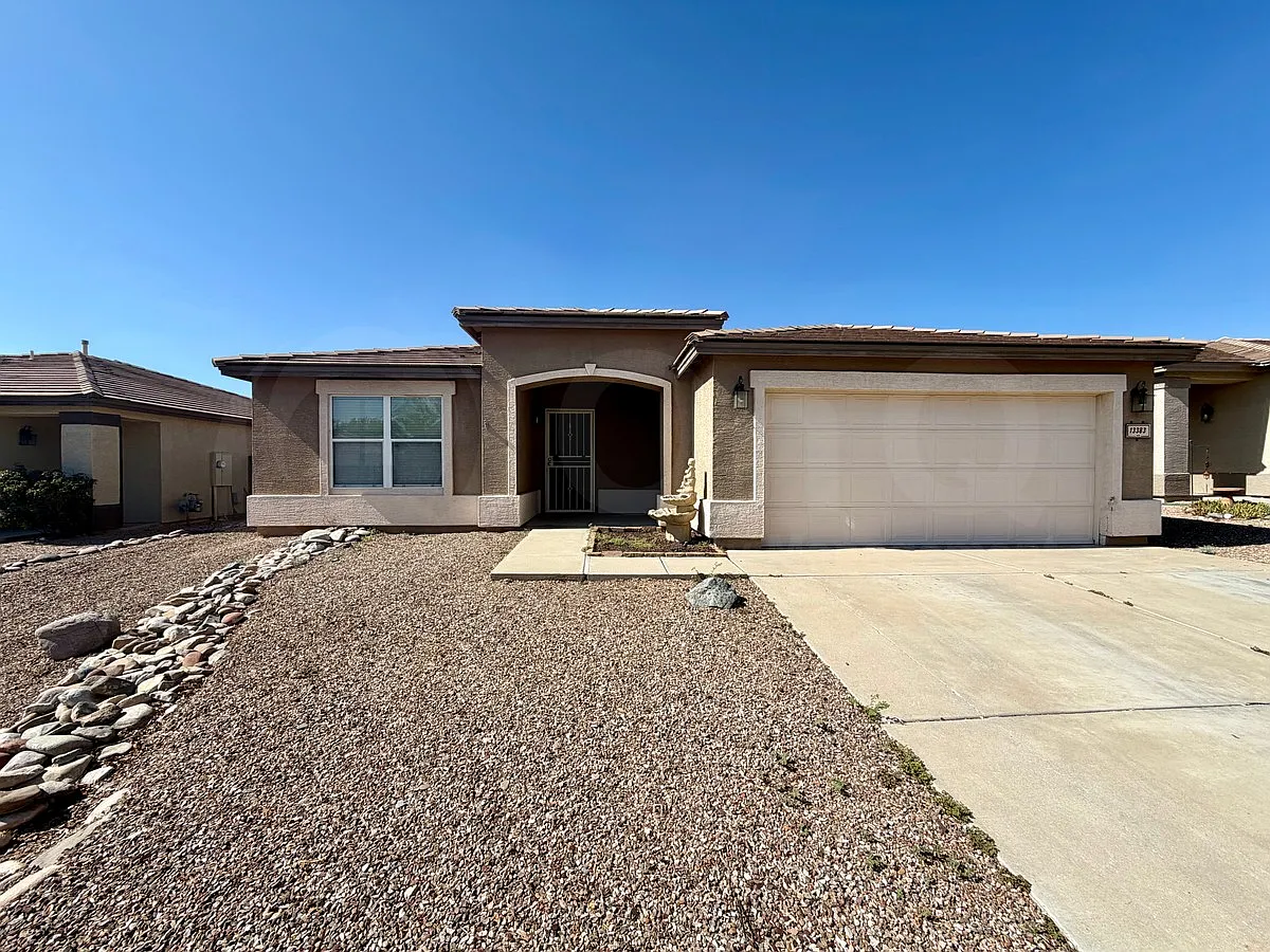 5 bed, 2.0 bath, 1990 sqft, $2,099 — Photo 2