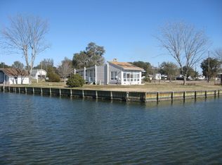 135 Canal Dr, Sneads Ferry, NC 28460