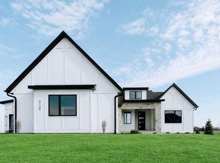 5127 Oak Ridge Ct, Bettendorf, IA 52722