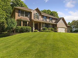 420 Trappers Pass, Chanhassen, MN 55317