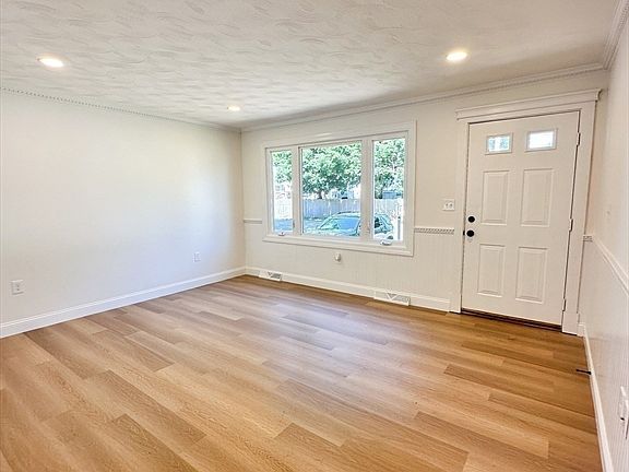 5th image of 289 Commercial St