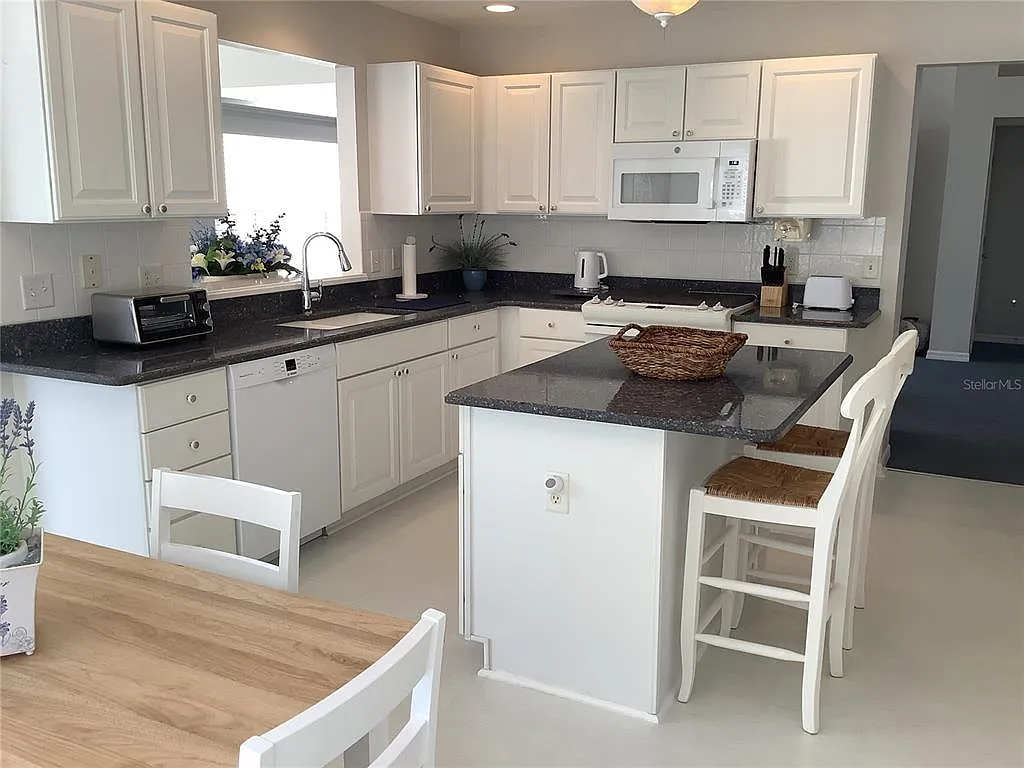 3 bed, 2.0 bath, 1907 sqft, $6,500 — Photo 4