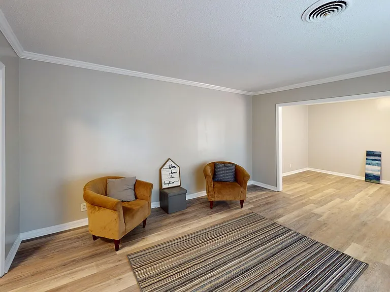 2716 Forsyth Ln — Photo 4