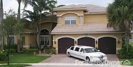 Millionaires Palace with Limo : White Limo is included with this Palace