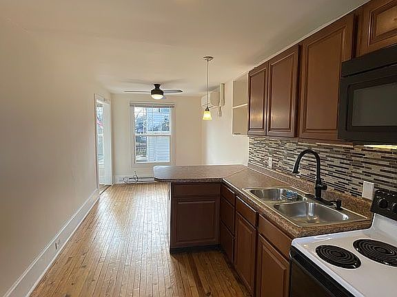 4th image of 824 W Front St
