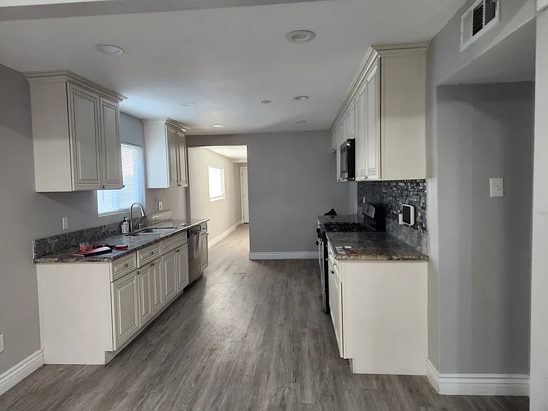 1213 Dawn St #2 — Photo 3