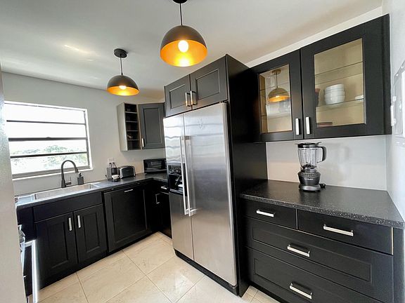 5th image of 1418 Collins Ave APT 404