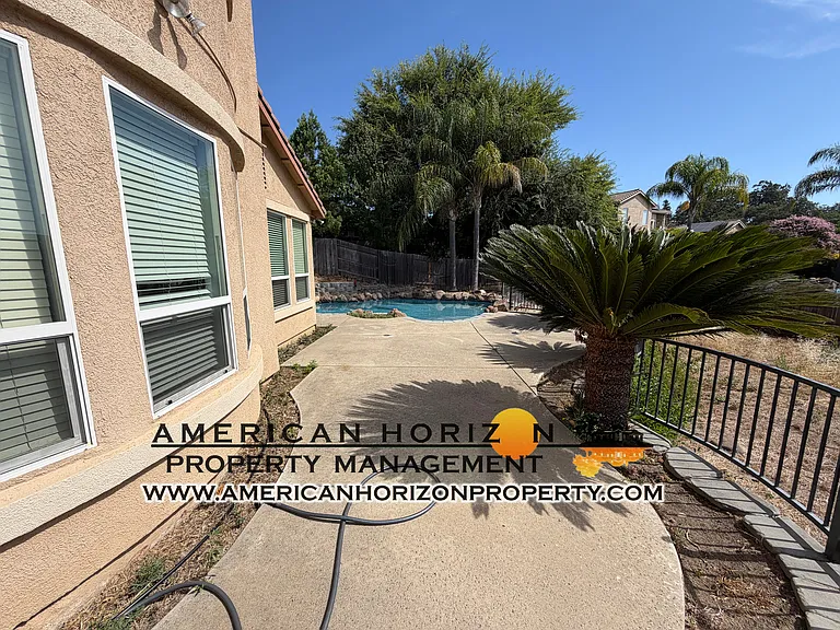 424 Crescent Dr — Photo 6