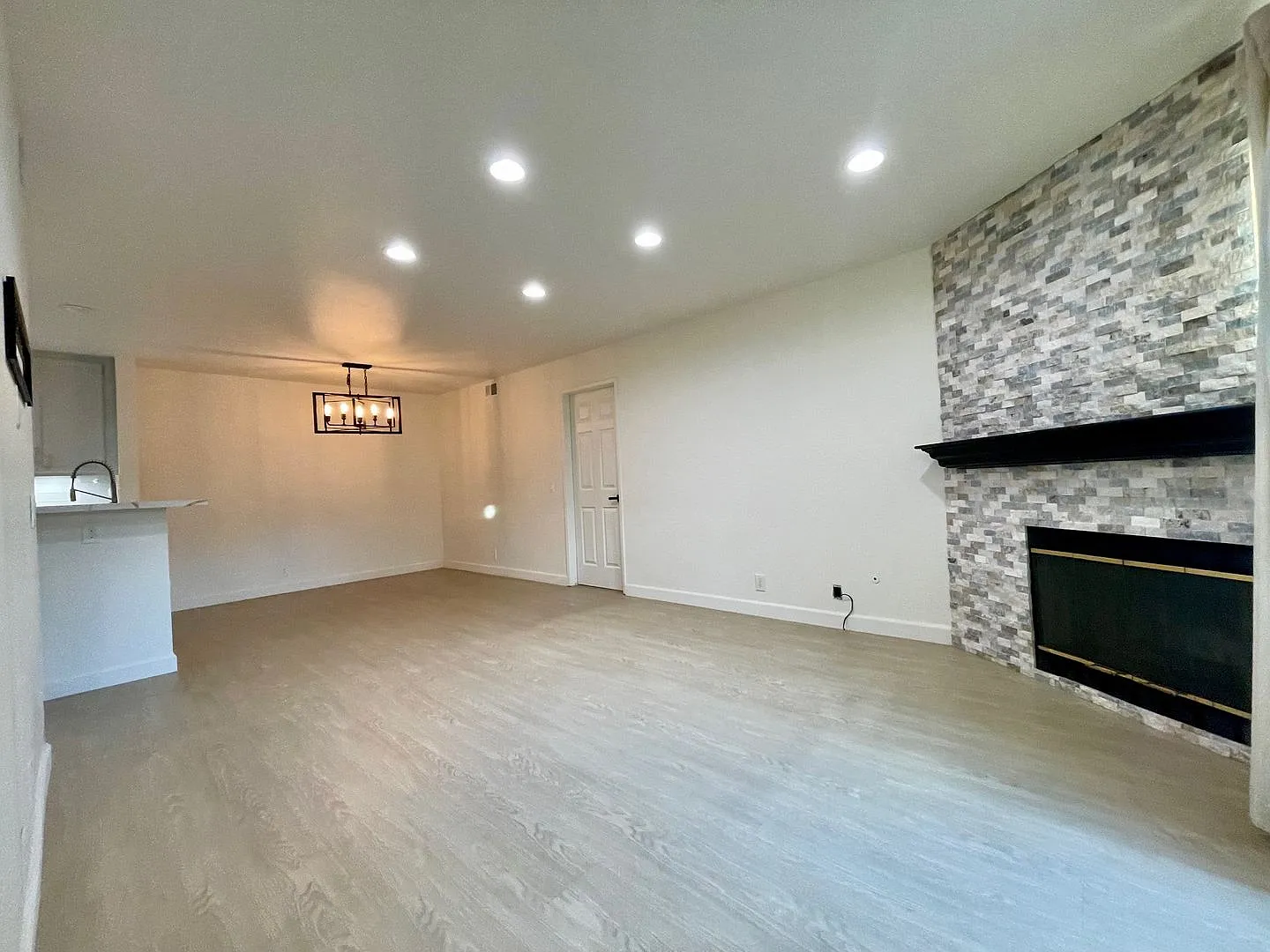 Gorgeously Remodeled 3 Bedroom 2 Bathroom in Rancho SD! — Photo 2